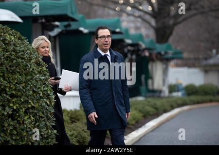 Washington, DC, États-Unis. 6 février 2020. Le secrétaire au Trésor des États-Unis, Steven T. Mnuchin, quitte une interview télévisée à l'extérieur de la Maison Blanche à Washington, DC, États-Unis, le jeudi 6 février 2020. Crédit: Stefani Reynolds/CNP | usage dans le monde crédit: DPA/Alay Live News Banque D'Images