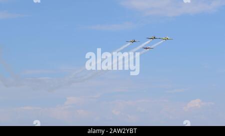 Formation de Yak-52 à Bucarest, Roumanie, 15 septembre 2018 - Crangasi Air Show Banque D'Images