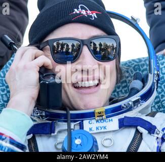 L'astronaute de la NASA Christina Koch est vu à l'extérieur de l'engin Soyuz MS-13 après qu'elle, le cosmos cosmonaute Alexander Skvortsov et l'astronaute de l'ESA Luca Parmitano ont atterri dans une zone éloignée près de la ville de Zhezkazgan, au Kazakhstan, le 6 février 2020. Koch est rentré sur Terre après avoir fait 328 jours dans l'espace --- le plus long vol spatial de l'histoire par une femme --- comme membre des expéditions 59-60-61 sur la Station spatiale internationale. Skvortsov et Parmitano sont retournés après 201 jours dans l'espace où ils ont servi comme membres d'équipage de l'expédition 60-61 à bord de la gare. Photo de la NASA par Bill Ingalls/UPI Banque D'Images