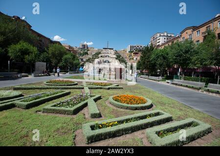 La Cascade (Armenian: Կասկադ, Kaskad) est un escalier géant en calcaire à Erevan, en Arménie Banque D'Images