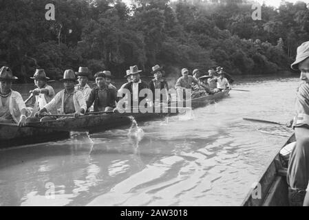 Borneo Series; appartient à l'article ensign Hartwigzen The Dayaks for World News [Proa with Dayak-ramers with typique coiffures and Two Dutch soldats ebb a Young girl (with a Caping) as a Passenger] Date: Juin 1948 lieu: Borneo, Borneo, Indonésie, Kalimantan, Dutch East Indies Banque D'Images