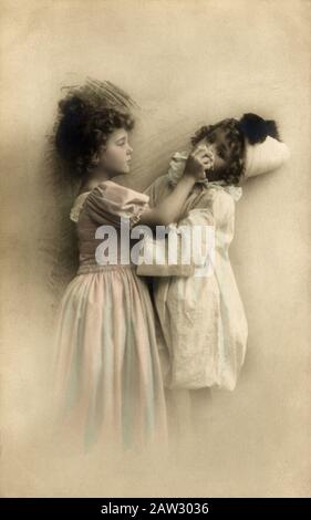 1910 c. , FRANCIA : enfants habillés pour Carnaval comme Colombina et Pierrot . Phoptographer français non dentifié , image utilisée pour les cartes postales . Le garçon dr Banque D'Images