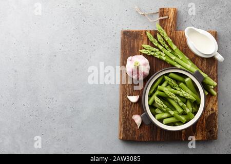 Cuisson des asperges vertes fraîches Banque D'Images