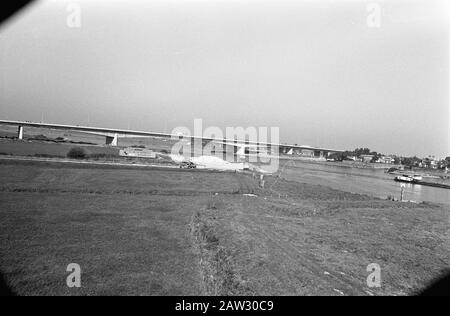Le premier ministre de Jong ouvre le pont Katerveer au-dessus de l'IJssel; pont Katerveer Date : le 29 septembre 1970 mots clés : ponts, ports, premiers ministres Nom De La Personne : pont Katerveer Banque D'Images