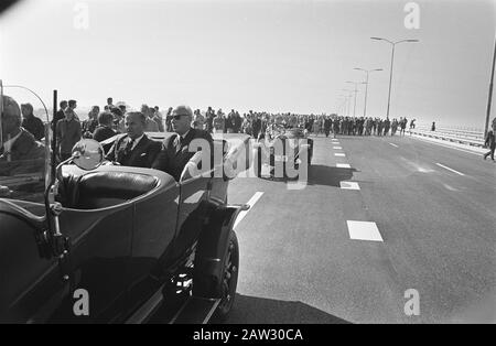 Le premier ministre de Jong ouvre le pont Katerveer au-dessus de l'IJssel; le premier ministre de Jong et le ministre Bakker car Date : le 29 septembre 1970 mots clés : voitures, ponts, ministres, ouvertures, premières Banque D'Images