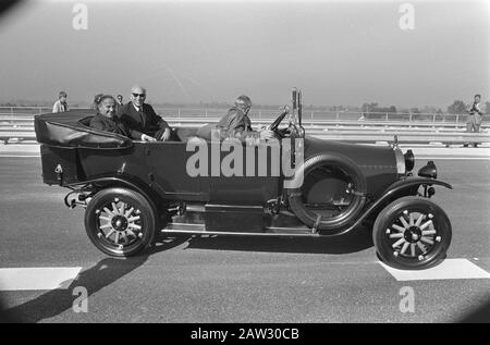 Le premier ministre de Jong ouvre le pont Katerveer au-dessus de l'IJssel; le premier ministre de Jong et le ministre Bakker car Date : le 29 septembre 1970 mots clés : voitures, ponts, ministres, ouvertures, premières Banque D'Images
