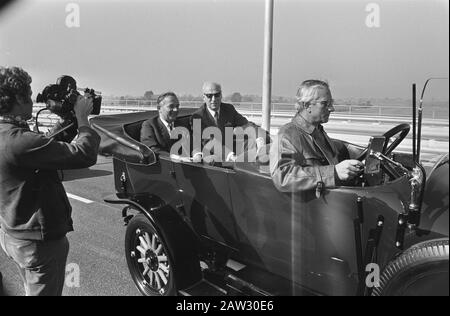 Le premier ministre de Jong ouvre le pont Katerveer au-dessus de l'IJssel Date : 29 septembre 1970 mots clés : ponts, ports, premiers ministres Banque D'Images
