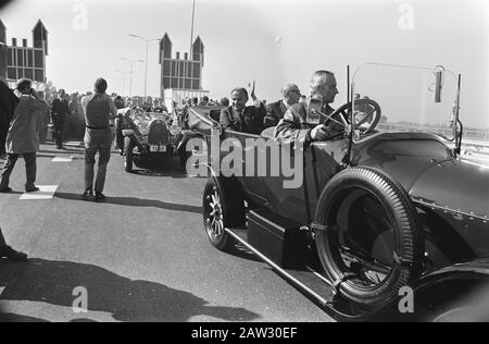 Le premier ministre de Jong ouvre le pont Katerveer au-dessus de l'IJssel Date : 29 septembre 1970 lieu : IJssel mots clés : ponts, ports, premiers ministres Banque D'Images