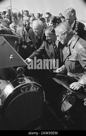 Le premier ministre de Jong ouvre le pont Katerveer au-dessus de l'IJssel Date : 29 septembre 1970 lieu : IJssel mots clés : ponts, ports, premiers ministres Banque D'Images