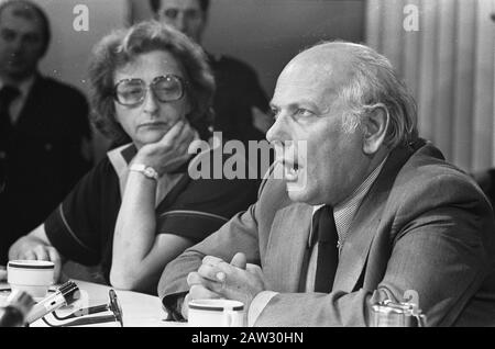 Le Premier ministre Den Uyl est revenu de Tanzanie; Den Uyl lors de la conférence de presse à Schiphol, à gauche Liesbeth Date: 10 octobre 1976 lieu: North-Holland, Schiphol mots clés: Conférences de presse, premiers ministres Nom De La Personne: Uyl, Joop den, Uyl, Liesbeth den Banque D'Images