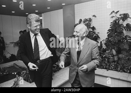 Le premier ministre Den Uyl est revenu de Tanzanie; Den Uyl avec Duisenberg qui est revenu de la conférence Banque mondiale Mamilla Date: 10 octobre 1976 mots clés: Premiers Nom De La Personne: Uyl, Joop den, Uyl, Joop den Banque D'Images