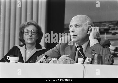 Le Premier ministre Den Uyl est revenu de Tanzanie; Den Uyl lors de la conférence de presse à Schiphol, à gauche Liesbeth Date: 10 octobre 1976 lieu: North-Holland, Schiphol mots clés: Conférences de presse, premiers ministres Nom De La Personne: Uyl, Joop den, Uyl, Liesbeth den Banque D'Images