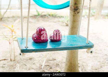 Gros plan sur deux coeurs rouges sur table en bois swing. Banque D'Images