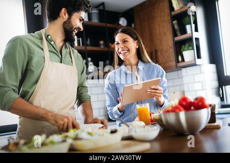 Couple heureux ensemble de cuisson dans la cuisine Banque D'Images