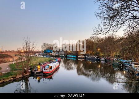 Bateaux sur la rivière Lea à Upper Clapton, en hiver, Londres, Royaume-Uni Banque D'Images