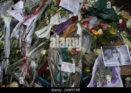 Fleurs à l'extérieur du site musical de Bataclan en souvenir des victimes qui sont mortes lors des attentats du 2015 novembre à Paris. Le Bataclan, 50 Boulevard Voltaire, 75011 Paris, France - un an après Banque D'Images