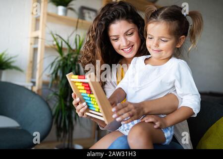 Heureux famille aimante. Belle Mère et enfant fille jouant, embrasser et s'étreindre Banque D'Images