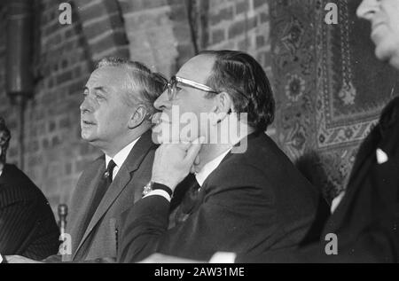 Le premier ministre Wilson a donné une conférence de presse après une réunion à la Haye, numéro 15 et 16 Wilson et le ministre Mulley numéro 17 et 18, ministre Lun Date : le 27 février 1967 lieu : la Haye-Hollande-Méridionale mots clés : conférences de presse des ministres Nom De La Personne : LUN, JAMH, Lun, Joseph, Mulley, Frederick Banque D'Images