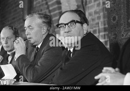 Le premier ministre Wilson a donné une conférence de presse après une réunion à la Haye, Wilson et le ministre Mulley Date : le 27 février 1967 lieu : la Haye, Hollande-Méridionale mots clés : conférences de presse des ministres Nom De La Personne : Mulley, Frederick Banque D'Images