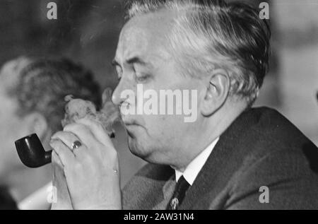 Le premier ministre Wilson a donné une conférence de presse après une réunion à la Haye, Wilson (chef) avec pipe Date: 27 février 1967 lieu: La Haye, Hollande-Méridionale mots clés: Conférences de presse, pipes, premiers ministres Banque D'Images