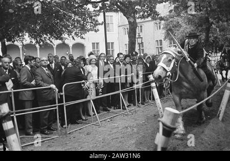 Visite Royale À Zeeland. Les invités distingués suivent le ring poignarant à Middelburg Date: 14 septembre 1967 lieu: Middelburg, Zeeland mots clés: Princesses, RING POIGNING, visite Banque D'Images