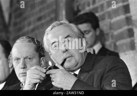Le premier ministre Wilson a donné une conférence de presse après une réunion à la Haye, Wilson pendant la conférence de presse Date : le 27 février 1967 lieu : la Haye, Hollande-Méridionale mots clés : conférences de presse, premiers ministres Banque D'Images