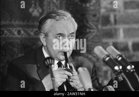 Le premier ministre Wilson a donné une conférence de presse après une réunion à la Haye, Wilson pendant la conférence de presse Date : le 27 février 1967 lieu : la Haye, Hollande-Méridionale mots clés : conférences de presse, premiers ministres Banque D'Images
