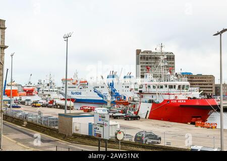 Navires amarrés dans le port d'Aberdeen, en Écosse, au Royaume-Uni, en Europe Banque D'Images