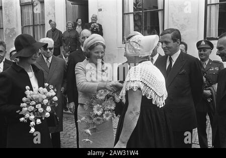 Visite Royale À Zeeland. Veere a reçu les distingués invités fleurs offertes par Zeeland en costume Date: 14 septembre 1967 lieu: Veere, Zeeland mots clés: Fleurs, visite, princesse Banque D'Images