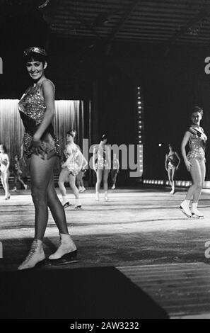 Premiere Viennese ijsrevue in Apollo Amsterdam, joan haanappel pendant le spectacle Date: 7 octobre 1964 lieu: Amsterdam, Noord-Holland mots clés: IJSREVUES, PREMIÈRES, spectacles Nom De La Personne : Rooster Apple, Joan Nom de l'institution: Apollo Banque D'Images