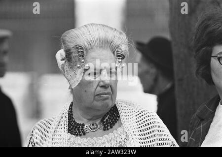 Visite Royale À Zeeland. 16:17 nombre de Zélande en costume Date : 14 septembre 1967 lieu : Zélande Banque D'Images