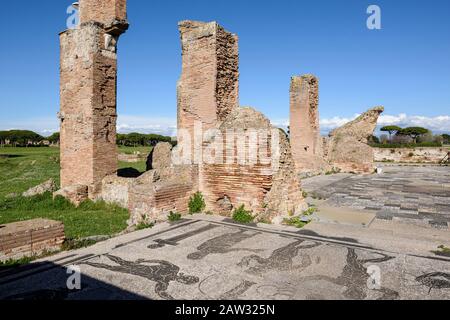 Rome. Italie. Ostia Antica. Terme di Porta Marina (bains de la Porta Marina). Les piliers en brique de l'abside, dans le rebule sont des mosaïques de sol représentant à Banque D'Images