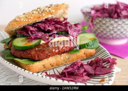 Hamburger de baharat végétalien avec salade de chou rouge. Burger est fabriqué avec de la viande hachée de légumes de la marque danoise Naturli. Banque D'Images