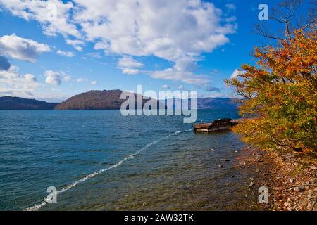 Lac Tobada en automne, préfecture d'Aomori, Tohoku, Japon. Banque D'Images