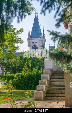 Le Palais de la Culture à Iasi, Roumanie. Vue de face de la place du Palais du Palais de la Culture, symbole de la ville d'Iasi lors d'un été ensoleillé d Banque D'Images