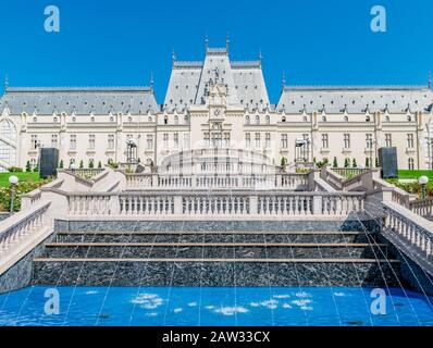 Le Palais de la Culture à Iasi, Roumanie. Vue arrière du jardin des Palas du Palais de la Culture, le symbole de la ville d'Iasi lors d'une journée d'été ensoleillée. Banque D'Images