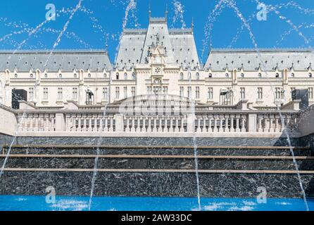 Le Palais de la Culture à Iasi, Roumanie. Vue arrière du jardin des Palas du Palais de la Culture, le symbole de la ville d'Iasi lors d'une journée d'été ensoleillée. Banque D'Images