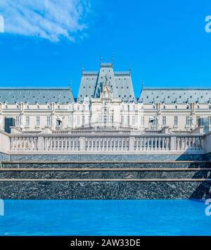 Le Palais de la Culture à Iasi, Roumanie. Vue arrière du jardin des Palas du Palais de la Culture, le symbole de la ville d'Iasi lors d'une journée d'été ensoleillée. Banque D'Images