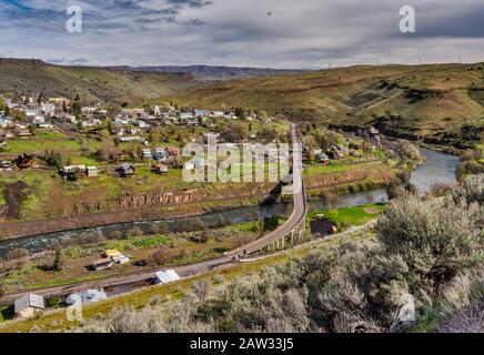 Ville de Maupin au-dessus de la rivière Deschutes dans le canyon Deschutes, plateau d'Umatilla, partie du plateau de Columbia, Oregon, États-Unis Banque D'Images