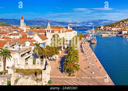 Ville de Trogir waterfront, monuments et vue panoramique, site du patrimoine mondial de l'Unesco dans la région de Croatie Dalmatie Banque D'Images