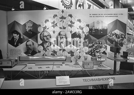 Exposition commerciale russe à la RAI à Amsterdam Présentation de la technologie russe (nucléaire) Date: 24 mai 1972 lieu: Amsterdam, Noord-Holland mots clés: Bourses, économie, commerce, relations internationales , énergie nucléaire, portraits institution Nom: RAI Banque D'Images