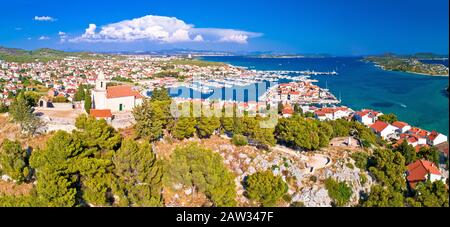 Ville dalmate de Tribunj église sur hill et étonnant archipel turquoise vue aérienne de la région de Croatie, Dalmatie Banque D'Images