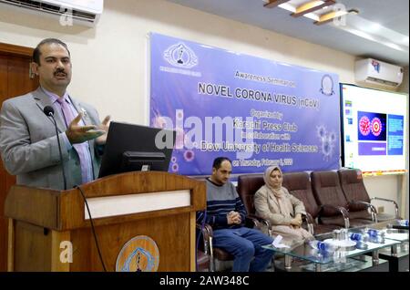 Dow University of Health Sciences, le Dr Saeed Khan s'adresse au cours du séminaire de sensibilisation sur le virus Novel Corona organisé par Karachi Press Club, qui s'est tenu à l'édifice du KPC le jeudi 06 février 2020. Banque D'Images