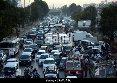 Vue de la confiture de trafic en raison de l'irresponsabilité du fonctionnaire de la police de la circulation, montrant la négligence du département concerné, à University Road à Karachi le jeudi 06 février 2020. Banque D'Images