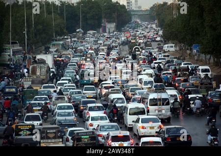 Vue de la confiture de trafic en raison de l'irresponsabilité du fonctionnaire de la police de la circulation, montrant la négligence du département concerné, à University Road à Karachi le jeudi 06 février 2020. Banque D'Images