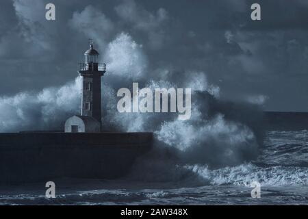 Tempête de mer au vieux phare de la rivière Douro. Filtre infrarouge utilisé. Bleu ton. Banque D'Images