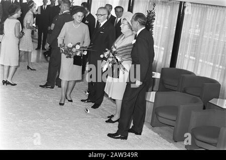 Le président Heinemann visite l'école allemande à la Haye. Le président Heinemann dirige une haie d'enfants avec des ballons Date: 26 novembre 1969 lieu: La Haye, Hollande-Méridionale mots clés: Ballons, enfants, écoles Nom De La Personne: Heinemann, Gustav Banque D'Images