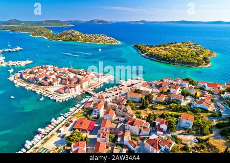 Tribunj vieille ville insulaire et archipel de la Dalmatie centrale vue aérienne, côte Adriatique de Croatie Banque D'Images