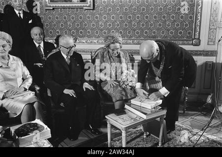 Le président Heinemann et sa femme ont été reçus par le maire Samkalden à la résidence Amsterdam Date: 24 novembre 1969 lieu: Amsterdam, Noord-Holland mots clés: Conjoints, résidences officielles, cadeaux, revenu Nom: Heidemann, Gustav Banque D'Images