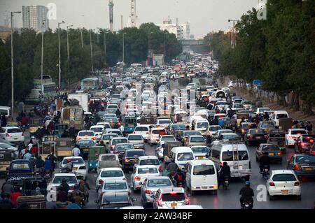 Vue de la confiture de trafic en raison de l'irresponsabilité du fonctionnaire de la police de la circulation, montrant la négligence du département concerné, à University Road à Karachi le jeudi 06 février 2020. Banque D'Images